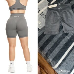 ILUS Seamlux Intensify Athletic shorts Large NWT